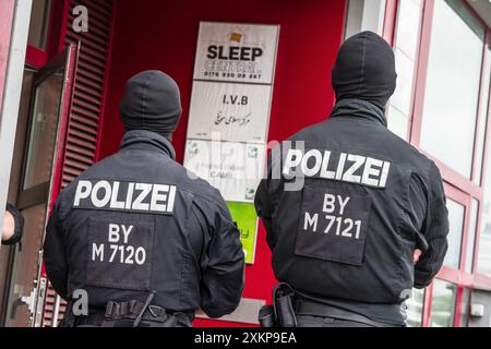 24 juillet 2024 : scènes de la police et des forces de sécurité bavaroises attaquant le Bayern Islamische Vereinigung dans le district de Pasing à Munich, Allemagne dans le cadre de l'interdiction fédérale qui inclut les Islamisches Zentrum Hamburg (IZH), Verein der Foerderer einer iranischen-islamischen Moschee à Hambourg, Zentrum der Islamischen Kultur (ZIK), et l'Islamisches Zentrum Berlin (IZB). L’IVB est lié au régime iranien, au Hezbollah, aux structures antisémites en Allemagne et aux structures pro-Hamas. Les groupes ont été interdits sur la base de violations du Vereinsgesetz et du non-confo Banque D'Images