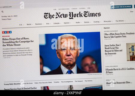 "Biden abandonne la course..." Titre suite à la nouvelle que le président Joe Biden a quitté la course présidentielle, site Internet du New York Times, 21 juillet 2024. Banque D'Images