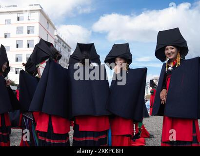 Butuo, province chinoise du Sichuan. 23 juillet 2024. Les femmes de l'ethnie Yi vêtues de costumes traditionnels Yi se préparent à se produire lors de la fête de la flamme dans le comté de Butuo de la préfecture autonome de Liangshan Yi, dans la province du Sichuan, au sud-ouest de la Chine, le 23 juillet 2024. Un festival traditionnel de la flamme du groupe ethnique Yi a été organisé ici du 21 au 24 juillet, qui a présenté diverses activités, y compris des expositions de costumes, une fête de feu de camp, des événements sportifs ethniques traditionnels, de la danse et des concours de beauté traditionnels pour attirer des visiteurs de partout au pays. Crédit : Jiang Hongjing/Xinhua/Alamy Live News Banque D'Images