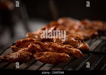 Ailes de poulet sur le barbecue Banque D'Images