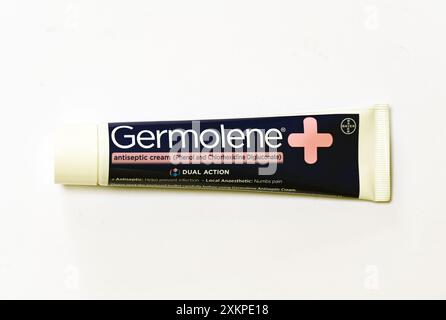 Tube de crème antiseptique Germolene (phénol et digluconate de chlorhexidine), double action. Bayer. Banque D'Images