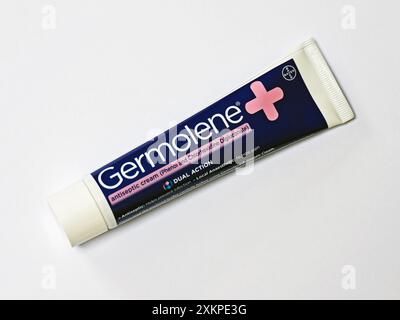 Tube de crème antiseptique Germolene (phénol et digluconate de chlorhexidine), double action. Bayer. Banque D'Images