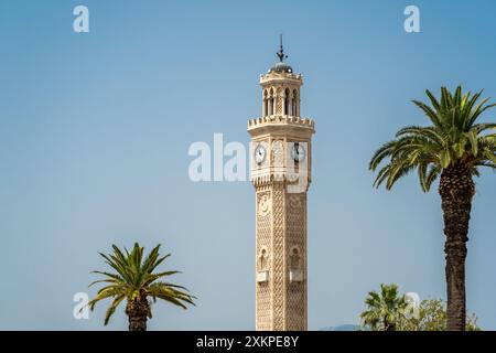 Tour de l'horloge Izmir situé sur la place Izmir Konak par une journée ensoleillée Banque D'Images