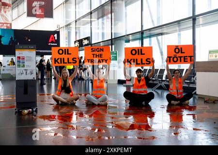 Vienne, Vienne, AUTRICHE. 24 juillet 2024. Des militants climatiques de la dernière génération autrichienne se rassemblent pour déverser de la peinture dans le terminal 3 de l'aéroport de Vienne pour protester contre la politique climatique actuelle du gouvernement autrichien. D’autres actions de militants climatiques sont prévues dans les aéroports du monde entier dans les jours et les semaines à venir. (Crédit image : © Andreas Stroh/ZUMA Press Wire) USAGE ÉDITORIAL SEULEMENT! Non destiné à UN USAGE commercial ! Crédit : ZUMA Press, Inc/Alamy Live News Banque D'Images