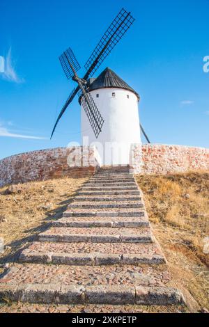 Moulin à vent. Alcazar de San Juan, Ciudad Real province, Castilla La Mancha, Espagne. Banque D'Images