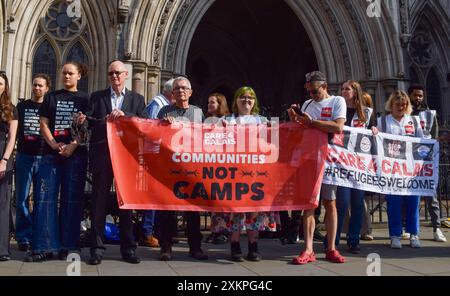 Londres, Royaume-Uni. 24 juillet 2024. Les militants du groupe Care4Calais se tiennent devant les cours royales de justice alors que leurs clients poursuivent le gouvernement britannique devant les tribunaux pour avoir utilisé le camp de Wethersfield comme hébergement pour asile. Crédit : Vuk Valcic/Alamy Live News Banque D'Images