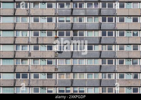 Façade d'une tour de logement du conseil bloc Lulworth House sur le domaine Agar Grove à Camden, Londres Banque D'Images