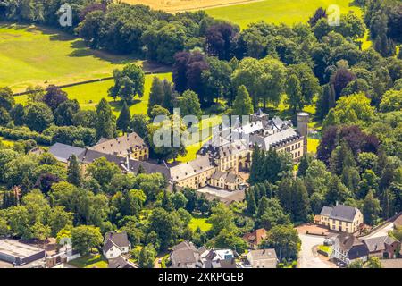 Luftbild, Freiherr von Fürstenberg - Schloss Herdringen in malerischer Landschaft, erbaut vom Kölner Dombaumeister Ernst Friedrich Zwirner, Herdringen, Arnsberg, Sauerland, Rhénanie-du-Nord-Westphalie, Deutschland ACHTUNGxMINDESTHONORARx60xEURO *** vue aérienne, Baron von Fürstenberg Château Herdringen dans un paysage pittoresque, construit par l'architecte de la cathédrale de Cologne Ernst Friedrich Zwirner, Herdringen, Arnsberg, Sauerland, Rhénanie-du-Nord-Westphalie, Allemagne ATTENTIONxMINDESTHONORARx60xEURO Banque D'Images