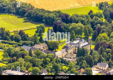 Luftbild, Freiherr von Fürstenberg - Schloss Herdringen in malerischer Landschaft, erbaut vom Kölner Dombaumeister Ernst Friedrich Zwirner, Herdringen, Arnsberg, Sauerland, Rhénanie-du-Nord-Westphalie, Deutschland ACHTUNGxMINDESTHONORARx60xEURO *** vue aérienne, Baron von Fürstenberg Château Herdringen dans un paysage pittoresque, construit par l'architecte de la cathédrale de Cologne Ernst Friedrich Zwirner, Herdringen, Arnsberg, Sauerland, Rhénanie-du-Nord-Westphalie, Allemagne ATTENTIONxMINDESTHONORARx60xEURO Banque D'Images