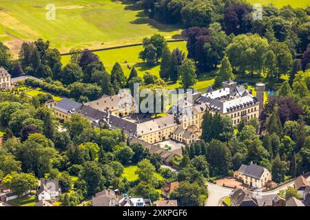 Luftbild, Freiherr von Fürstenberg - Schloss Herdringen in malerischer Landschaft, erbaut vom Kölner Dombaumeister Ernst Friedrich Zwirner, Herdringen, Arnsberg, Sauerland, Rhénanie-du-Nord-Westphalie, Deutschland ACHTUNGxMINDESTHONORARx60xEURO *** vue aérienne, Baron von Fürstenberg Château Herdringen dans un paysage pittoresque, construit par l'architecte de la cathédrale de Cologne Ernst Friedrich Zwirner, Herdringen, Arnsberg, Sauerland, Rhénanie-du-Nord-Westphalie, Allemagne ATTENTIONxMINDESTHONORARx60xEURO Banque D'Images