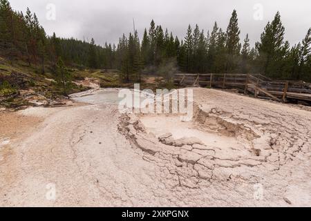 Paysage géothermique immaculé du parc national de Yellowstone Banque D'Images