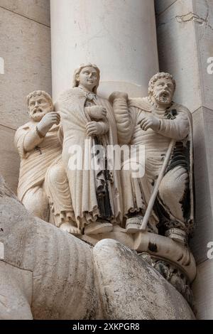 belles figures en pierre sculptées dans des matériaux locaux dans la ville croate de split Banque D'Images