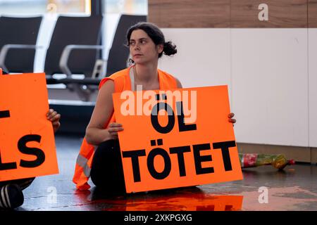 Vienne, Vienne, AUTRICHE. 24 juillet 2024. Des militants climatiques de la dernière génération autrichienne se rassemblent pour déverser de la peinture dans le terminal 3 de l'aéroport de Vienne pour protester contre la politique climatique actuelle du gouvernement autrichien. D’autres actions de militants climatiques sont prévues dans les aéroports du monde entier dans les jours et les semaines à venir. (Crédit image : © Andreas Stroh/ZUMA Press Wire) USAGE ÉDITORIAL SEULEMENT! Non destiné à UN USAGE commercial ! Crédit : ZUMA Press, Inc/Alamy Live News Banque D'Images