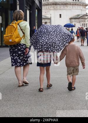 Birmingham, Royaume-Uni. 24 juillet 2024. Les parapluies montent alors que la pluie arrive à Birmingham crédit : Thomas Faull/Alamy Live News Banque D'Images
