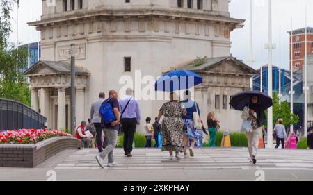 Birmingham, Royaume-Uni. 24 juillet 2024. Les parapluies montent alors que la pluie arrive à Birmingham crédit : Thomas Faull/Alamy Live News Banque D'Images