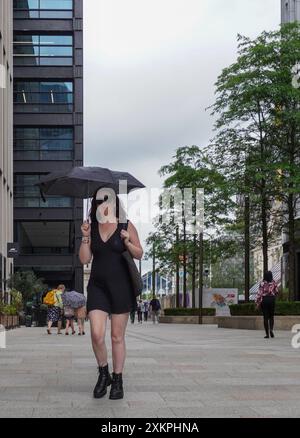 Birmingham, Royaume-Uni. 24 juillet 2024. Les parapluies montent alors que la pluie arrive à Birmingham crédit : Thomas Faull/Alamy Live News Banque D'Images
