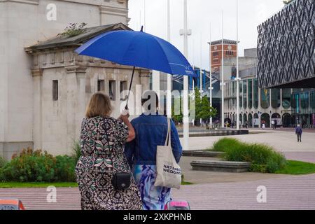 Birmingham, Royaume-Uni. 24 juillet 2024. Les parapluies montent alors que la pluie arrive à Birmingham crédit : Thomas Faull/Alamy Live News Banque D'Images