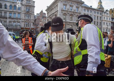 Londres, Royaume-Uni. 24 juillet 2024. Des policiers arrêtent un manifestant. Des manifestants pro-palestiniens se sont rassemblés devant le Bureau des Affaires étrangères, du Commonwealth et du développement à Westminster pour exiger un embargo sur les armes contre Israël alors que la guerre à Gaza se poursuit. Crédit : SOPA images Limited/Alamy Live News Banque D'Images