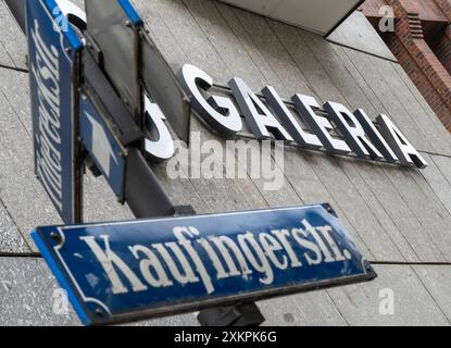 Munich, Allemagne. 24 juillet 2024. Le lettrage 'Galeria' sur le grand magasin Galeria sur Marienplatz dans le centre de la capitale bavaroise. Crédit : Peter Kneffel/dpa/Alamy Live News Banque D'Images