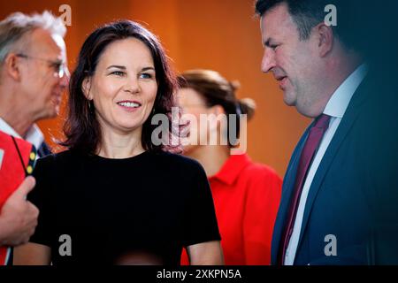 Berlin, Deutschland. 24 juillet 2024. (LR) Annalena Baerbock, ministre fédéral des affaires étrangères, et Hubertus Heil, ministre fédéral du travail et des affaires sociales, photographiés au début d'une réunion du cabinet à la Chancellerie fédérale. Berlin, 24 juillet 2024. Crédit : dpa/Alamy Live News Banque D'Images