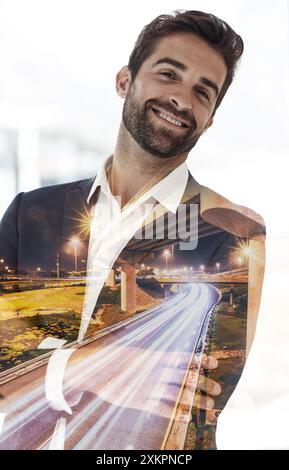 Bras croisés, double exposition et portrait d'homme d'affaires avec sourire pour entreprise, travail et ambition. Ville, urbaniste et visage avec confiance pour Banque D'Images