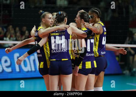 ISTANBUL, TURKIYE - 28 FÉVRIER 2024 : les joueurs de Fenerbahce Opet célèbrent le score lors du match de volley de la Ligue des champions de l'Allianz MTV Stuttgart CEV Banque D'Images