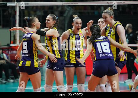 ISTANBUL, TURKIYE - 28 FÉVRIER 2024 : les joueurs de Fenerbahce Opet célèbrent le score lors du match de volley de la Ligue des champions de l'Allianz MTV Stuttgart CEV Banque D'Images