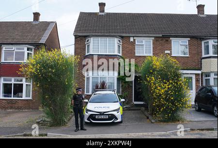 Un policier devant une maison sur Mooring Road, Rochester dans le Kent, où un cyclomoteur a été arrêté environ 30 minutes après qu'un soldat en uniforme a été poignardé mardi soir, à Sally Port Gardens à Gillingham, Kent, près de Brompton Barracks, quartier général de la 1re École royale du régiment du génie militaire de l'armée britannique. La victime a été transportée par avion à l'hôpital pour y être soignée et un homme de 24 ans a été arrêté parce qu'il était soupçonné de tentative de meurtre. Date de la photo : mercredi 24 juillet 2024. Banque D'Images