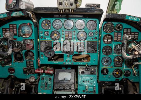 Région de Primorsky, Russie - 16 juillet 2024 : avion le Tupolev tu-134A-3 debout dans la baie de Muravinaya, vue à l'intérieur de la cabine Banque D'Images