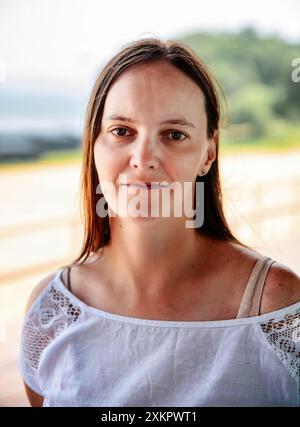 Portrait d'une femme russe de 36 ans sans maquillage avec expression neutre Banque D'Images