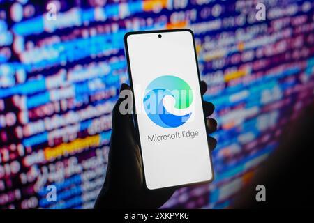 Paraguay. 24 juillet 2024. Dans cette illustration photo, le logo Microsoft Edge du navigateur Web est affiché sur l'écran d'un smartphone. (Photo de Jaque Silva/SOPA images/SIPA USA) *** strictement à des fins éditoriales *** crédit : SIPA USA/Alamy Live News Banque D'Images