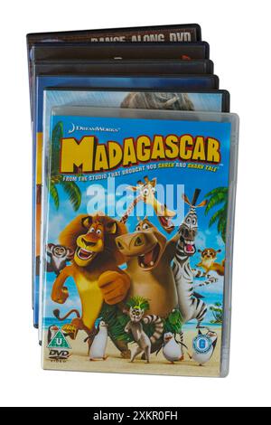 Pile de DVD avec DVD Madagascar sur le dessus isolé sur fond blanc Banque D'Images