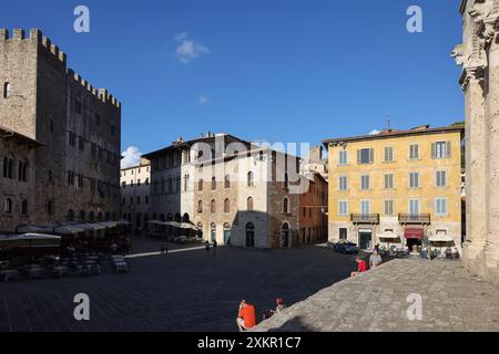 Massa Marittima, Italie - 11 septembre 2022 : place Garibaldi et Palazzo del Podesta à Massa Marittima. Italie Banque D'Images