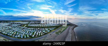 Sunset Aerial vue panoramique sur le Royaume-Uni Seaside Ingoldmells, une ville touristique animée avec quelque chose pour tout le monde, des campings magnifiques au coucher du soleil Banque D'Images