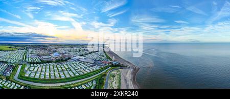 Sunset Aerial vue panoramique sur le Royaume-Uni Seaside Ingoldmells, une ville touristique animée avec quelque chose pour tout le monde, des campings magnifiques au coucher du soleil Banque D'Images