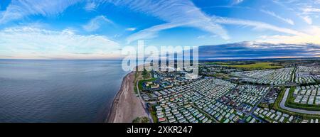 Sunset Aerial vue panoramique sur le Royaume-Uni Seaside Ingoldmells, une ville touristique animée avec quelque chose pour tout le monde, des campings magnifiques au coucher du soleil Banque D'Images