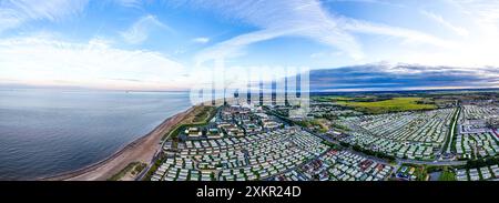 Sunset Aerial vue panoramique sur le Royaume-Uni Seaside Ingoldmells, une ville touristique animée avec quelque chose pour tout le monde, des campings magnifiques au coucher du soleil Banque D'Images