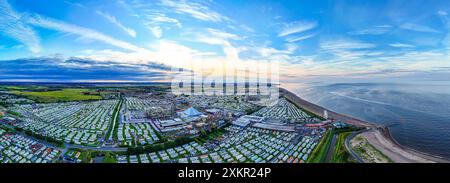 Sunset Aerial vue panoramique sur le Royaume-Uni Seaside Ingoldmells, une ville touristique animée avec quelque chose pour tout le monde, des campings magnifiques au coucher du soleil Banque D'Images