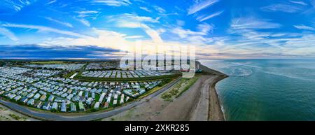 Sunset Aerial vue panoramique sur le Royaume-Uni Seaside Ingoldmells, une ville touristique animée avec quelque chose pour tout le monde, des campings magnifiques au coucher du soleil Banque D'Images