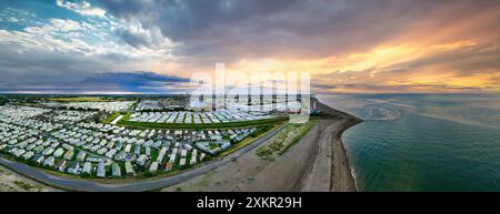 Sunset Aerial vue panoramique sur le Royaume-Uni Seaside Ingoldmells, une ville touristique animée avec quelque chose pour tout le monde, des campings magnifiques au coucher du soleil Banque D'Images