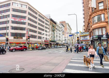 Vue de Broadway Street à l'intersection avec la 7ème rue dans le centre-ville de Los Angeles sous ciel nuageux en automne Banque D'Images