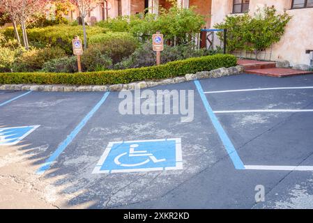 Places pour personnes handicapées dans un parking extérieur Banque D'Images