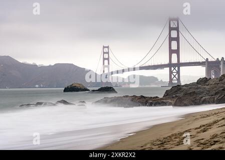 Vue sur le pont du Golden Gate depuis Baker Beach un jour d'automne brumeux. Exposition prolongée. Banque D'Images