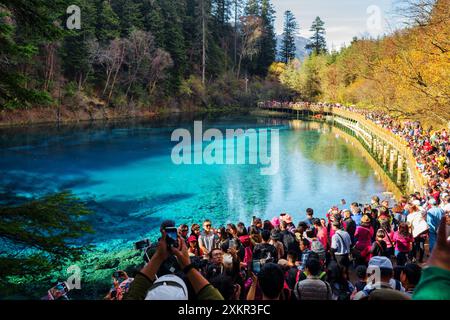 Foule de touristes asiatiques prenant des photos du Poo des cinq couleurs Banque D'Images