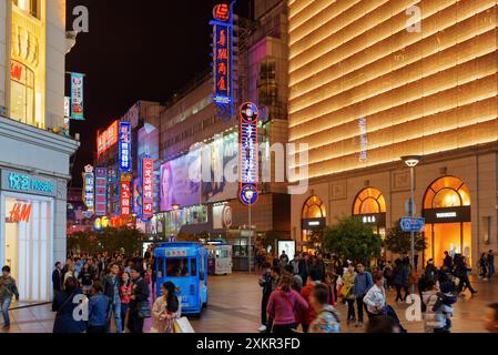 Vue nocturne des magasins phares de luxe sur Nanjing Road, Shanghai Banque D'Images