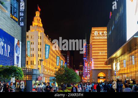 Panneaux lumineux de magasins de luxe sur Nanjing Road, Shanghai Banque D'Images