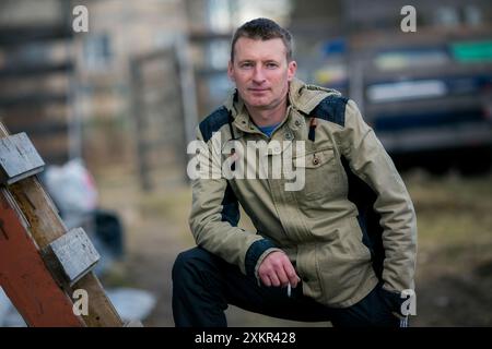 Portrait d'un homme rural avec une cigarette à la main. Banque D'Images