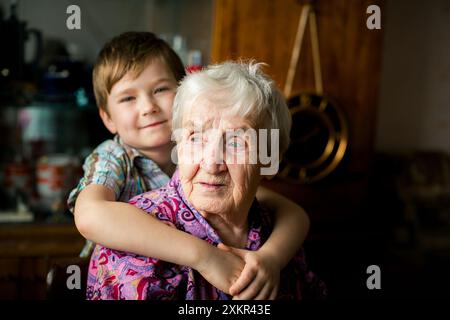 Portrait psychologique d'une femme âgée avec son petit-fils. Banque D'Images