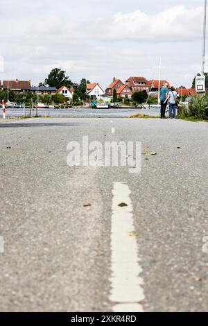 Sundsacker, Allemagne. 24 juillet 2024. Deux personnes se tiennent au point de départ du ferry de Schleifähre, qui relie la petite ville d'Arnis (district de Schleswig-Flensburg) à la rive sud du Schlei. Il est au point mort depuis deux ans. Selon le maire Matthiesen, la réparation du ferry coûterait 350 000 euros. Crédit : Frank Molter/dpa/Alamy Live News Banque D'Images
