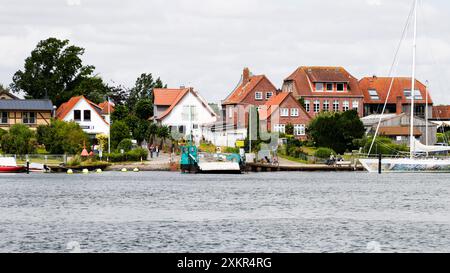 Sundsacker, Allemagne. 24 juillet 2024. Le ferry broyeur qui relie la petite ville d'Arnis (district de Schleswig-Flensburg) à la rive sud du Schlei se trouve sur la rive. Il est au point mort depuis deux ans. Selon le maire Matthiesen, la réparation du ferry coûterait 350 000 euros. Crédit : Frank Molter/dpa/Alamy Live News Banque D'Images